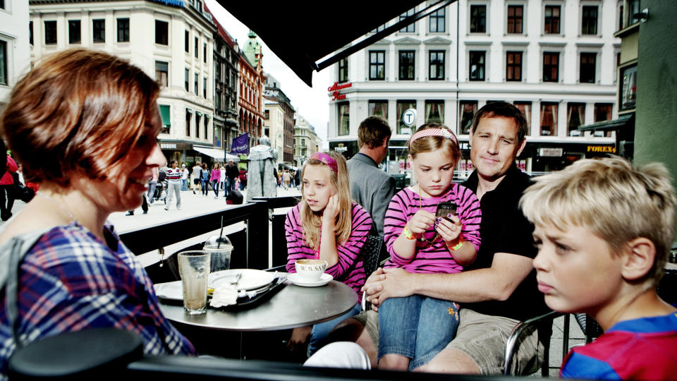 ALLTID P�, ALLTID MED: Irene Wolfgang og Morten Kristiansen er p� ferie i Oslo fra Bergen med barna Kaja (10), Mia (7) og Jonas. B�de Morten og Kaja har alltid mobilen p� og med.Foto: Torbj�rn Gr�nning