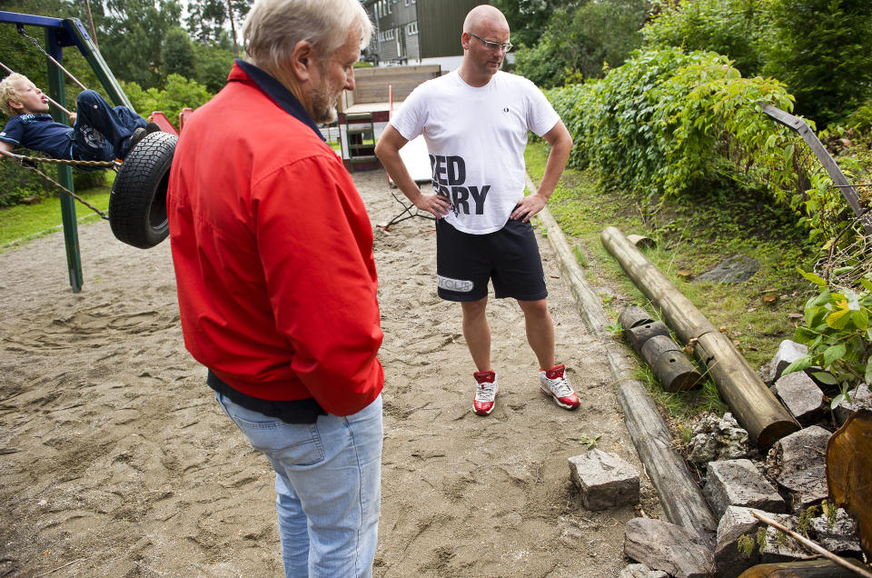 MYSTISK: Sturla Moe fra Gravferdsetaten synes gravst�ttefunnet er mystisk. Nabo Are Bruun (t.h.) synes heller ikke det er noe hyggelig. Han har lekt p� lekeplassen siden han var liten. I dag er det s�nnen Sander (7, snart 8) som regjerer i huskene. Foto: H�kon Eikesdal