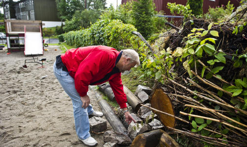 MYSTERIUM: Sturla Moe unders�ker gravst�ttene. Han har ingen forklaring p� hvordan de har havnet p� lekeplassen. 
Foto: H�kon Eikesdal