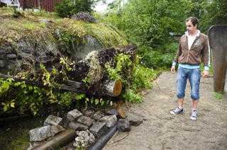 MORBID: - Dette er total mangel p� verdighet. Gravst�tter har ingenting p� en lekeplass � gj�re, sier Vegard Berge, som oppdaget gravst�ttene p� lekeplassen.  Foto: H�kon Eikesdal
