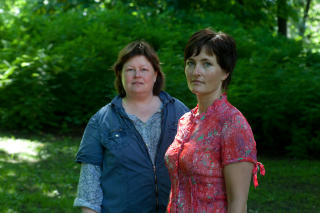 Gammel avtale: S�strene Ragnhild (t.v.) og Brita Skuland opplevde det som et avtalebrudd da foreldrene deres solgte barndomshjemmet i Mandal til deres eldre s�ster. Foto: Jo Straube