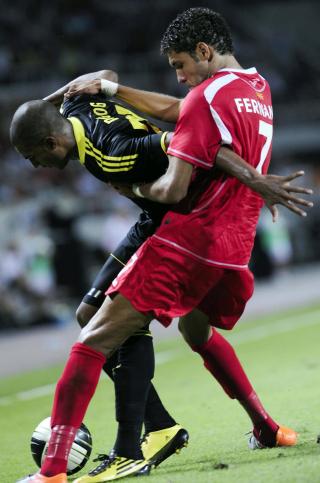 -RASISME: David Ngog kjemper seg l�s fra en Rabotnicki-spiller. Fra tribunen skal Liverpool-spissen blitt utsatt for apelyder. Foto: Reuters