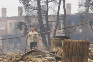 MISTET HUSET: En russer st�r ved sin nedbrente hus i Mokhoyoye ca 170 km utenfor Moskva. Over 1000 har mistet husene sine. Foto: EPA/YURI KOCHETKOV/SCANPIX