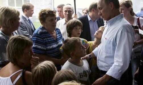 - IKKE BEKYMRE DERE: Russlands statsminister Vladimir Putin har avbrutt alle m�tene i Moskva for � fly til den ber�rte Nizhny Novgorod-regionen der minst 540 hjem er �delagt. I m�te med lokalbefolkningen forsikret Putin dem om at hjemmene vil bli gjenoppbygd. Foto: AP Photo/RIA Novosti, Alexei Druzhinin/Scanpix