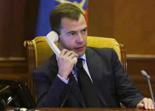 SATT INN MILIT�RET: President Dmitrij Medvedev besluttet i dag � sette inn milit�ret for � f� kontroll over skog- og gressbrannene. Foto: AP Photo/RIA-Novosti, Mikhail Klimentyev/Scanpix