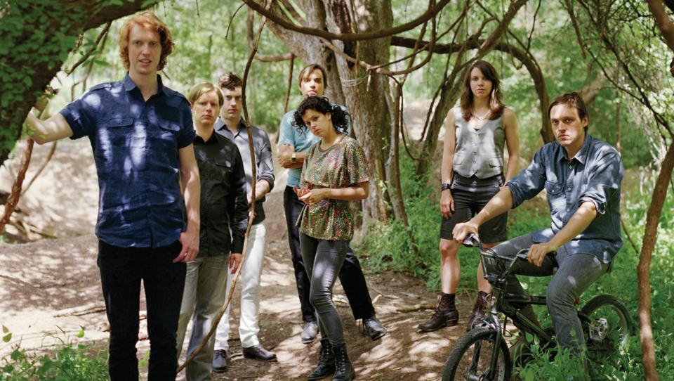 FORSTADSBANDET: Ekteparet Wim Butler og R�gine Chassage og resten av septetten Arcade Fire (to av dem foretrakk � v�re baksetesj�f�rer denne dagen) er oppvokst i forstader. I deres nye album g�r bandet tilbake til r�ttene. Foto: Promo