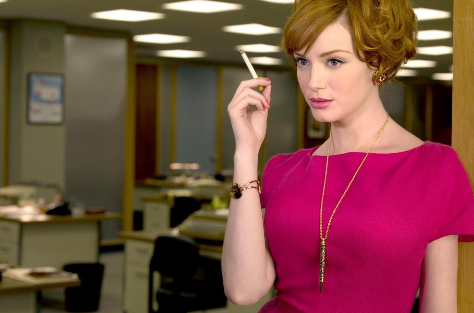 VAKKER SEKRET�R: Christina Hendricks beundres av b�de kvinner og menn. Her som karakteren Joan Holloway i serien �Mad Men�. Foto: STELLA PICTURES