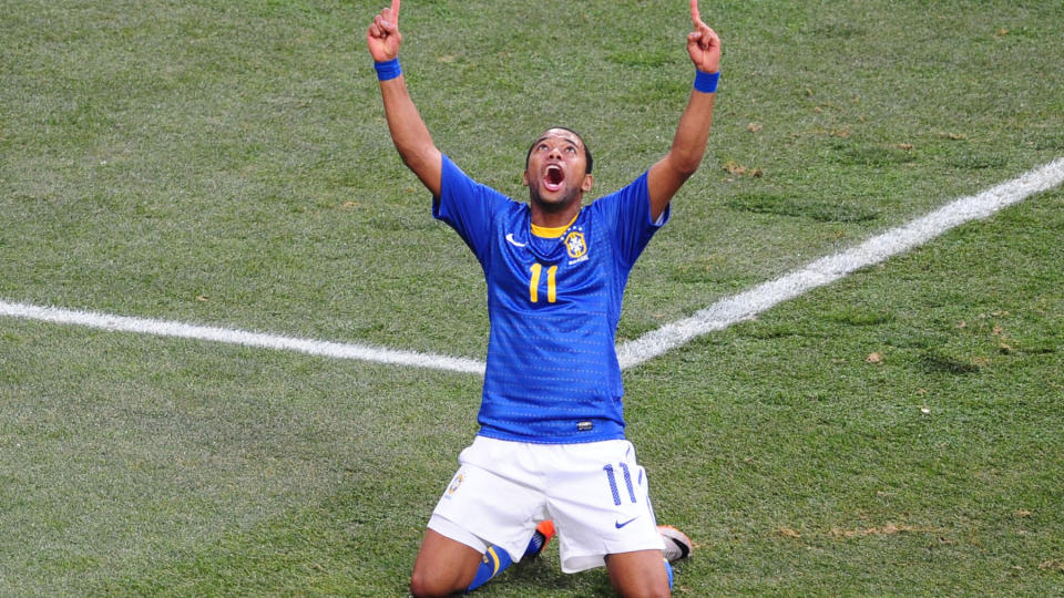 IKKE FORN�YD: Robinho tvinges tilbake til Manchester City, som ikke lenger �nsker � l�ne ham ut. Her jubler han etter 1-0-scoringen mot Nederland i kvartfinalen i VM, Brasil endte med � tape kampen 2-1. Foto: AFP