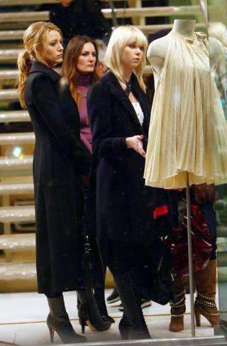 �GOSSIP GIRL�: I TV-serien �Gossip Girl� spilte Foss Shana, ekspedit�ren i en luksuri�s klesbutikk hvor Blake Lively (Serena) og Taylor Momsen (Jenny) liker � shoppe. - Jentene var kjempehyggelige, forteller hun. Foto: SCANPIX