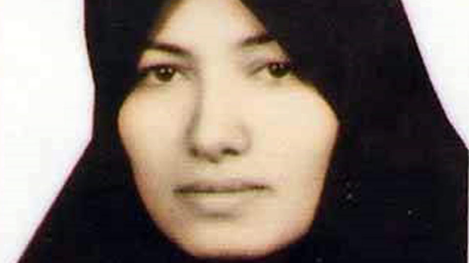 D�MT TIL STEINING: Den iranske tobarnsmoren Sakineh Ashtiani (43) er d�mt til d�den ved steining for angivelig utroskap. Foto: Iran Human Rights