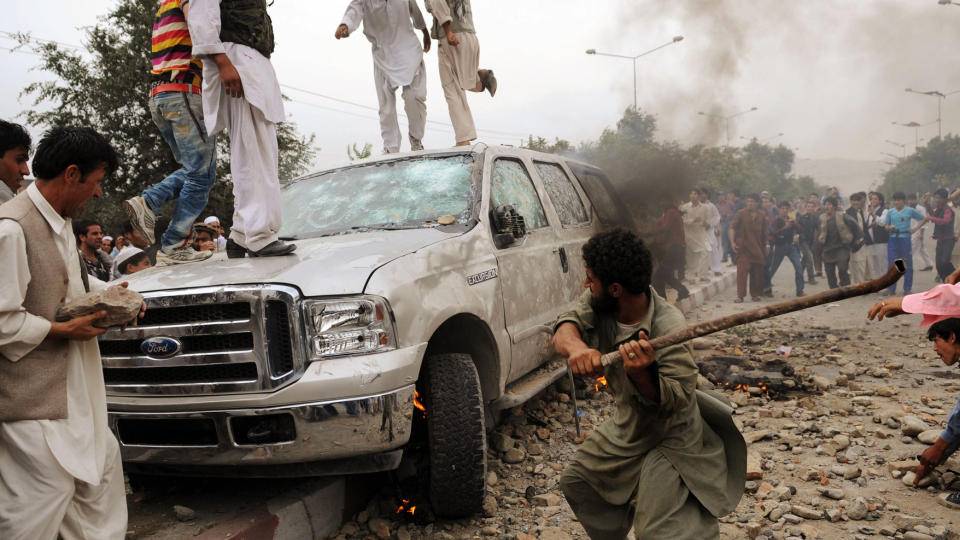 RASENDE: En gruppe afghanere ramponerer et kj�ret�y under oppt�yer som oppsto i Afghanistans hovedstad Kabul etter en alvorlig trafikkulykke fredag. Foto: REUTERS / Omar Sobhani / SCANPIX