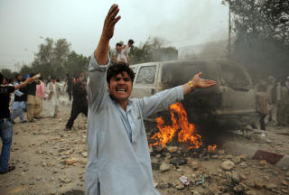 OPPT�YER:Det br�t ut store oppt�yer i Afghanistans hovedstad Kabul i dag etter at fire afghanere mistet livet i en trafikkulykke der et kj�ret�y fra USAs ambassade var involvert. Foto: AFP PHOTO/ Yuri Cortez/Scanpix