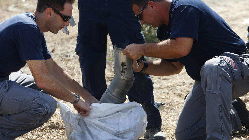 TOK HEVN: Israelske soldater ser p� skadene som en rakett skutt mot den israelske byen Ashkelon p�f�rte. Israel besvarte handlingen med luftangrep mot m�l p� Gazastripen. Foto: REUTERS / Amir Cohen / SCANPIX