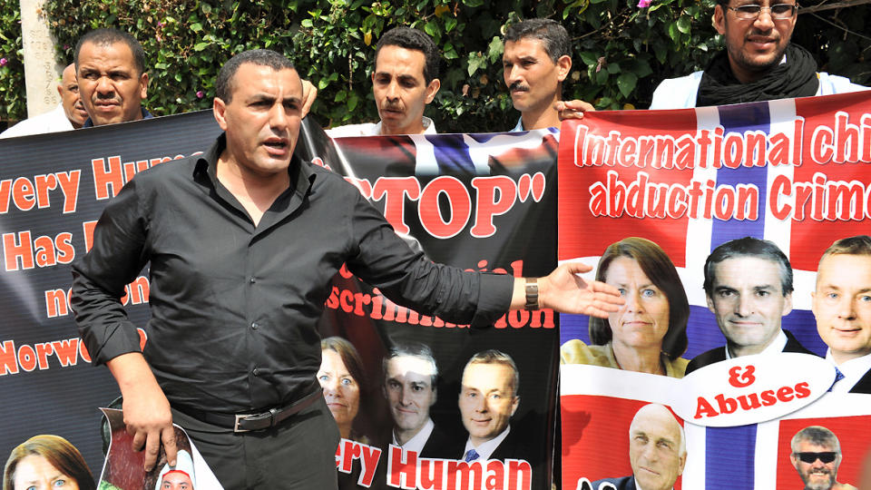 PROTESTERTE: Khalid Skah gjennomf�rte tirsdag en protest utenfor den norske ambassaden i Marokko med beskyldninger mot norske myndigheter etter at hans to barn ble f�rt tilbake til Norge i juli 2009. Foto: LUKASZ CINAL / EPA / Scanpix