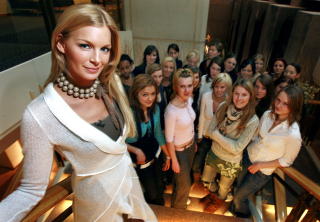 SPENT:Kathrine S�rland gleder seg til � se bildene fra Chelseas bryllup. 

FOTO: HENNING LILLEG�RD/DAGBLADET.