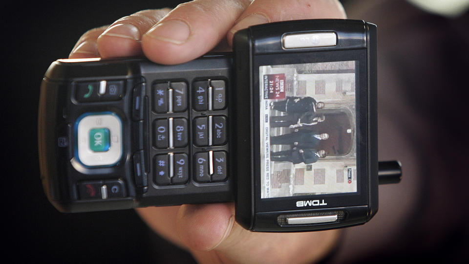  TV P� MOBIL:  Allerede i 2006 lanserte NRK mobill�sninger med tv - her fra en presentasjon p� Tyholt med med en BBC-sending i ruta. ARKIVFOTO: GORM KALLESTAD, SCANPIX.