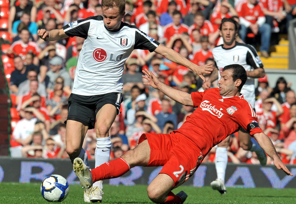 REISER: Alt tyder p� at Javier Mascherano forlater Liverpool, her takler han Erik Nevland, som n� er tilbake i Viking. Foto: AFP