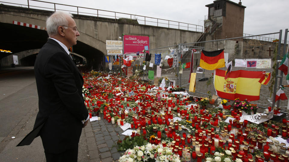 I SORG: En av arrang�rene bak European Capital of Culture Fritz Pleitgen sto i stillhet like ved tunnelen der 21 mennesker mistet livet under minnemarkeringen l�rdag 31. juli. Foto: REUTERS / Wolfgang Rattay / SCANPIX
