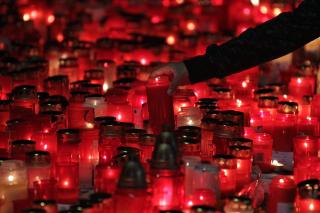 TENTE LYS: De d�de minnes i Duisburg. Foto: EPA/Scanpix