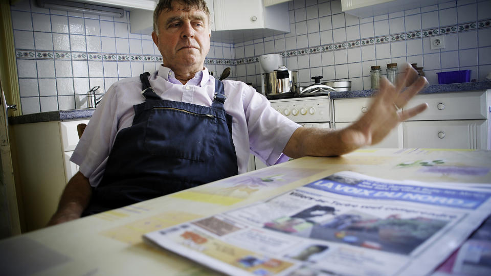 ST�TTER FAMILIEN: Den pensjonerte bonden Gabriel Dewalle er en av de n�rmeste naboene til en av Dominique Cottrez' to d�tre. Han forteller at familien tar det hele sv�rt tungt. - N� er det viktig at vi st�tter familien, og at Dominique f�r den behandlingen hun trenger, sier Dewalle. Foto: Anders Mathias Johansen/Dagbladet