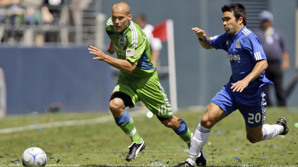 FORTSETTER I USA: Fredrik Ljungberg er klar for Chicago Fire. Her i duell med Chelseas Deco fra en treningskamp i fjor. Foto: Scanpix