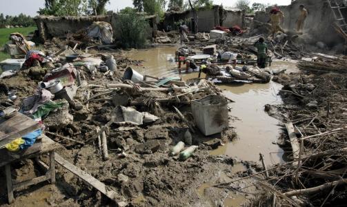  MANGE SYKE: Mange av de som bor i flomomr�det er rammet av vannb�rne sykdommer. (AP Photo/Mohammad Sajjad)