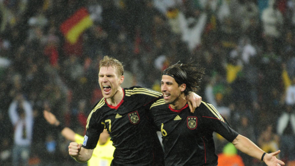 GALACTICO: Sami Khedira (t.h) er klar for Real Madrid. Her feirer han sammen med Per Mertesacker etter scoring mot Uruguay i bronsjefinalen i VM. Foto: Scanpix
