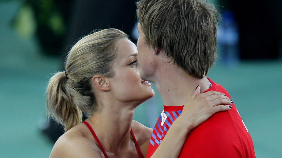 FIKK KLEM: Christina Vukicevic sammen med kj�resten Andreas Thorkildsen etter at hun l�p inn til 4. plass p� 100m hekk under EM i friidrett i Barcelona 2010. Foto: Cornelius Poppe / Scanpix