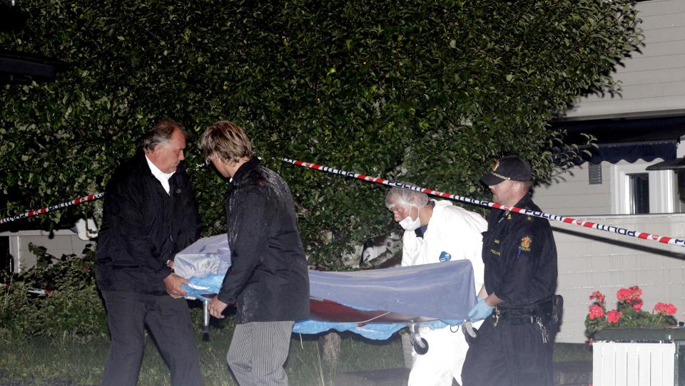B�RET UT: Liket ble i natt b�ret ut. Kvinnens samboer er fortsatt p� flukt. Foto: Elisabeth Sperre Alnes/Dagbladet