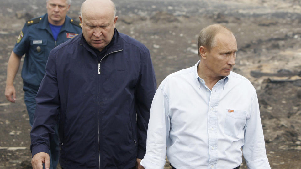  P� �STED:  Russlands statsminister Vladimir Putin og guvern�r Valerij Shantsev i Novgorod p� inspeksjon i brannomr�dene i Nizhny i g�r ettermiddag. FOTO: REUTERS/NOVOSTI/SCANPIX.