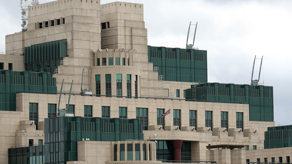 MOTTOK TRUSLER: MI6-hovedkvarteret. Foto: AFP/Scanpix