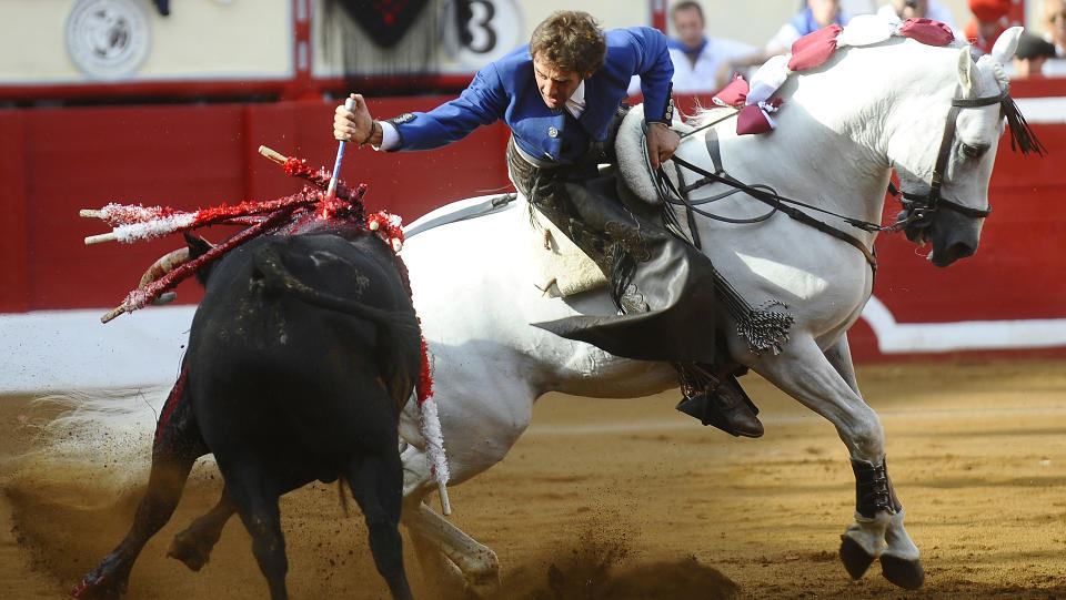 BRUTALT: En tyrefekter i aksjon i Spania. Spanjoler flest sier n� at de ikke like tyrefekting, men ogs� at de er imot det nylig vedtattet forbudet i Catalonia. Foto: REUTERS / Nacho Cubero / SCANPIX