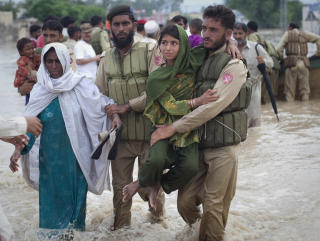 H�PL�ST: Soldater pr�ver � hjelpe folk med � flykte fra flommen i Nowshera i Khyber-Pakhtunkhwa-provinsen i Pakistan. Mange har mistet b�de hjem og levebr�d i flommen. Foto: REUTERS / Adrees Latif / SCANPIX