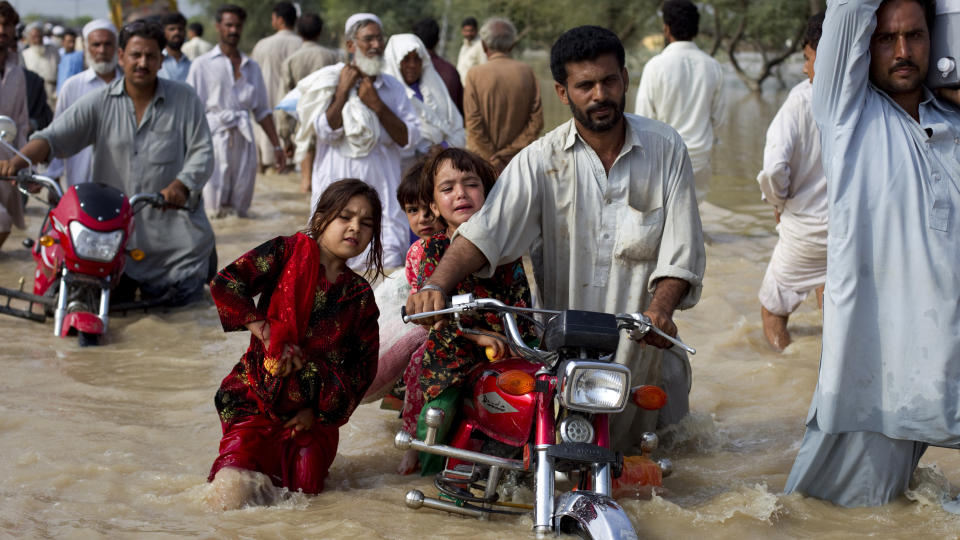 GR�TER: Omr�det er hardt rammet av flom. Foto: REUTERS / Adrees Latif / SCANPIX