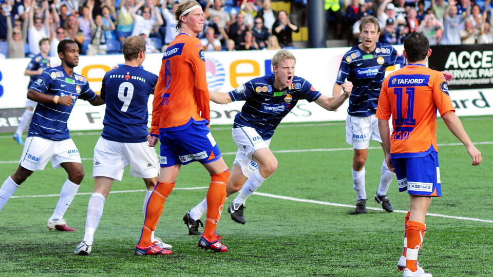 IMPONERTE IGJEN: Str�msgodsets unge mannskap tok nok en hjemmeseier p� Marienlyst da de slo Aalesund 3-1. N� lukter m�lscorer Lars S�tra (midten) og kompani p� medalje.Foto: DIGITALSPORT