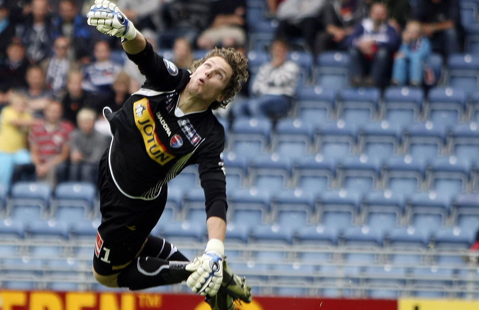 SOLID: Joacim Lund Heier sto en imponerende kamp i Sandefjords f�rste opptreden uten Espen Bugge Pettersen. Heier holdt buret reint, og Sandefjord fikk med seg ett poeng fra Stavanger.Foto: SCANPIX