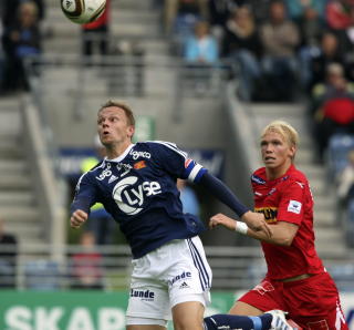 COMEBACK: Erik Nevland gjorde comeback i Viking-tr�ya etter seks �r i utlendighet. Her i duell med Sandefjords Alexander Gabrielsen.Foto: SCANPIX