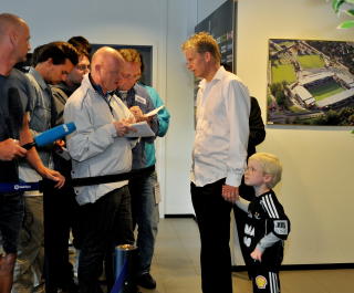 S�NN I SKOLEALDER: Iversens kone og barn flytter til London fordi s�nnen Joey (t.h) begynner p� skolen i september. Foto: Ned Alley / Scanpix
