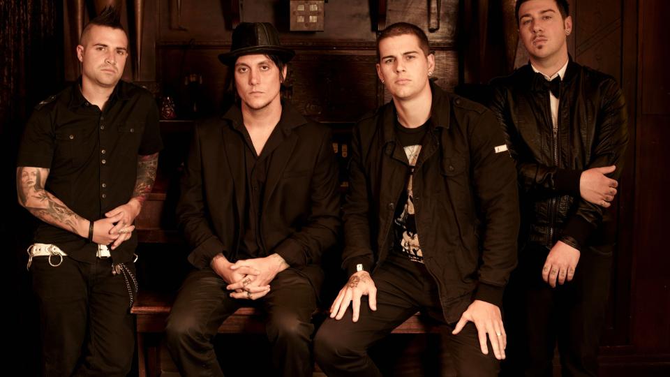 MISTET VENN: Avenged Sevenfold fikk en t�ff oppladning til �Nightmare�. Rett f�r jul i 2009 d�de trommeslager James �The Rev� Sullivan av en overdose. Foto: Warner