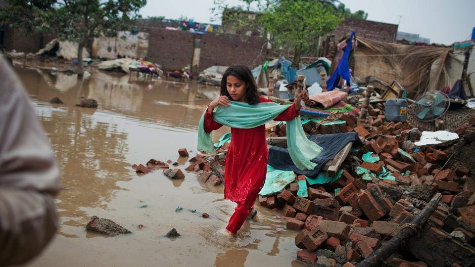 TRENGER PENGER: Kostnaden ved � rydde opp etter flommen blir enorm, men det er viktig at Pakistan ikke synker dypere ned i gjeld, skriver SLUG-lederen. Foto: Getty Images