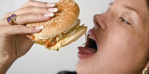 ENERGI: Hamburger inneholder mye protein og fett, men hvitt br�d og pommes frites er karbo-bomber. Foto: Colourbox