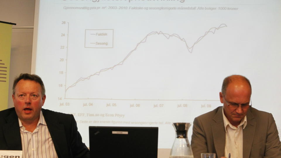 NORMALISERT MARKED: Terje Buraas og Leif J. Laugen fra Eiendomsmeglerforetakenes forening under presentasjonen av boligprisstatistikk juli 2010. Foto: Berit Roald / Scanpix