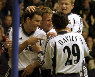 GAMLE SPURS-HELTER: Her feirer Sheringham og Iversen (bak) et Tottenham-m�l i 2002. Foto: EPA/AFP/ODD ANDERSEN