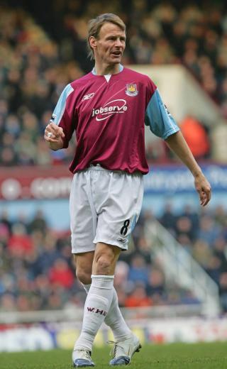 LIKNER? Teddy Sheringham spilte for West Ham da hadde passert 40. I Colchester i The Championship fikk han ogs� �n kamp som 42-�ring. Foto: AFP/MARTYN HAYHOW