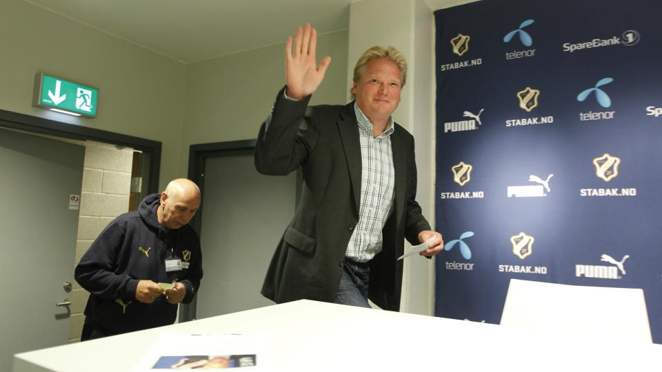 HEI, HEI, ALLA I HOPA: Slik presenterte J�rgen Lennartsson seg for det norske pressekorpset n�r han ble presentert p� Telenor Arena i dag. Foto: Scanpix