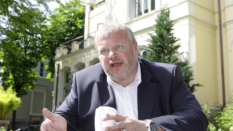 AVVISER ALL KRITIKK: Tidligere Ap-politiker, n� PR-r�dgiver, Bjarne H�kon Hanssen i hagen foran First House. Han er tilbake fra ferie og tilbakeviser all kritikk. Foto: Torbj�rn Berg / Dagbladet