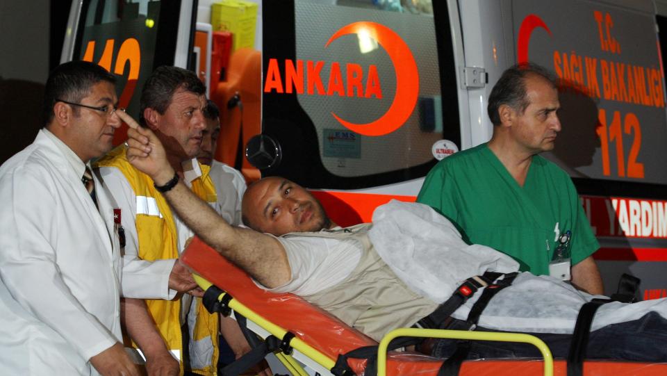 SKADET:En av aksjonistene p� den f�rste Gaza-konvoien ble skadet og fraktet hjem til Istanbul. N� sier talsmenn i Israel at de vil samarbeide med FN om en granskning av bordingen av skipet, som f�rte til flere d�dsfall.  EPA/RIZA OZEL/ANATOLIAN AGENCY TURKEY OUT