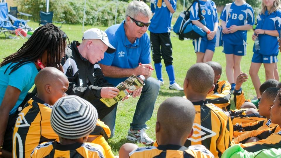 ASSISTENTTRENER DRILLO: Landslagssjef Egil Olsen gjorde en gjesteopptreden som Bob Namengs assistent da Soweto Kliptown Youth m�tte �mdal-Tokke i Norway Cup. Foto: Kristian Harby/PictureAid.com