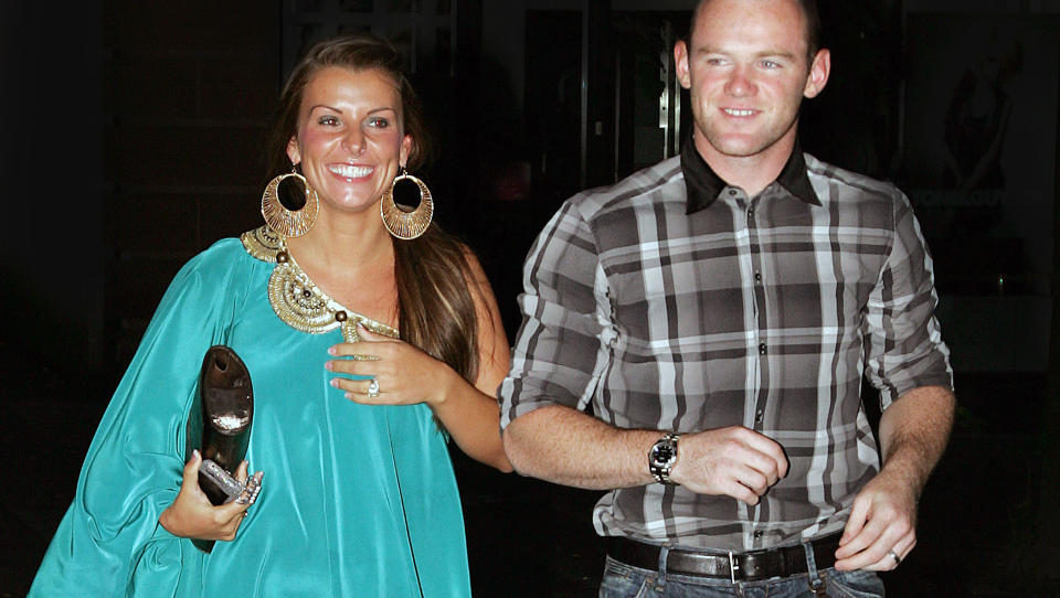 P� VIFT: Her er Wayne og Coleen Rooney p� byen i Manhcester l�rdag.  F�r fotballfruen fikk dratt med seg spissmannen sin i en taxi ved halv seks-tida s�ndag morgen, br�lte han fotballsanger i gatene og tisset p� en s�ppelkasse. Foto: Eamonn og James Clarke/PA/Scanpix