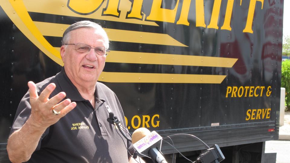 U�NSKET: Arizona-sheriffen Joe Arpaio er kjent for � sl� ned p� innvandring fra Mexico, og n� er det utlovet en dus�r p� seks millioner kroner p� ham. Foto: AP Photo/Amanda Lee Myers/Scanpix